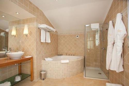 Imagen de la habitación del Hotel Le Chalet D'auron. Foto 4