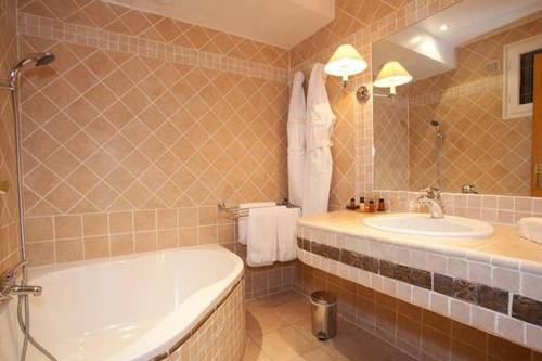 Imagen de la habitación del Hotel Le Chalet D'auron. Foto 14