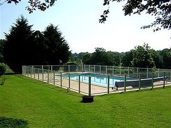 Imagen de la piscina del Hotel Le Chalet Montégut. Foto 10