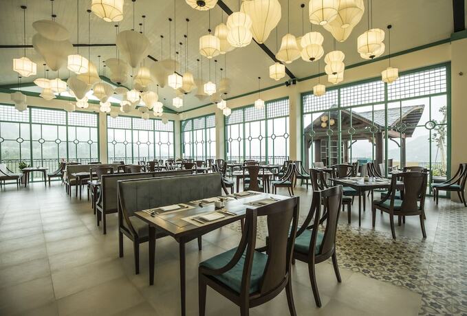 Imagen del bar/restaurante del Hotel Le Champ Tu Le Resort. Foto 15