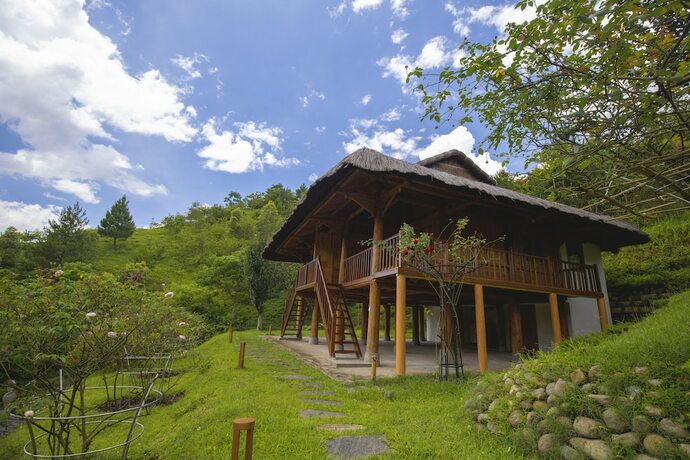 Imagen de la habitación del Hotel Le Champ Tu Le Resort. Foto 17