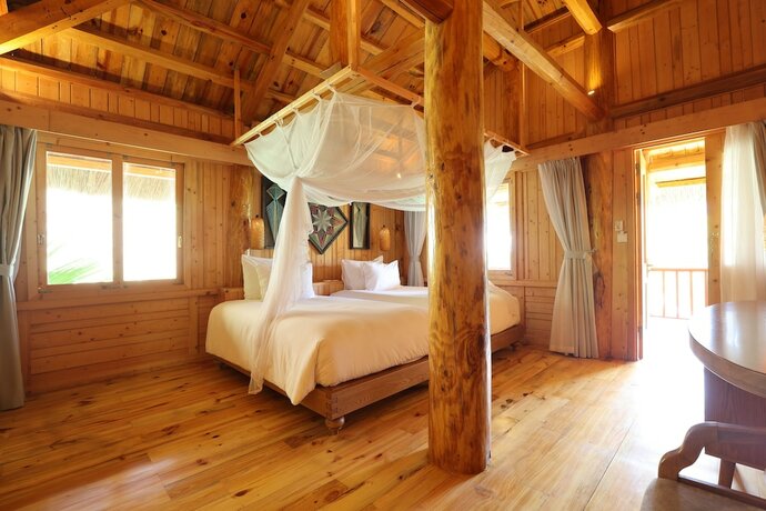 Imagen de la habitación del Hotel Le Champ Tu Le Resort. Foto 21