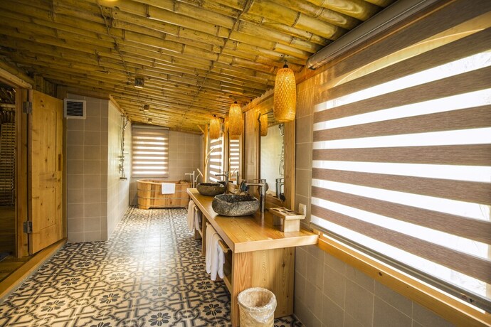 Imagen de la habitación del Hotel Le Champ Tu Le Resort. Foto 32