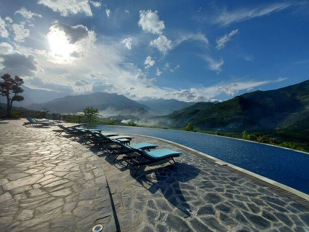 Imagen de la piscina del Hotel Le Champ Tu Le Resort. Foto 39