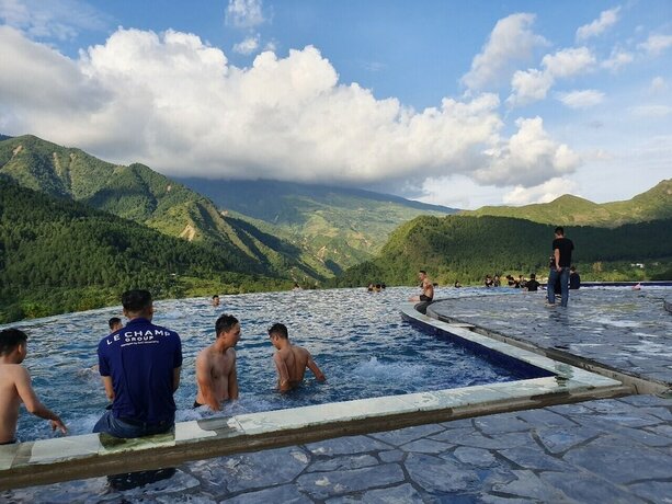 Imagen de la piscina del Hotel Le Champ Tu Le Resort. Foto 40