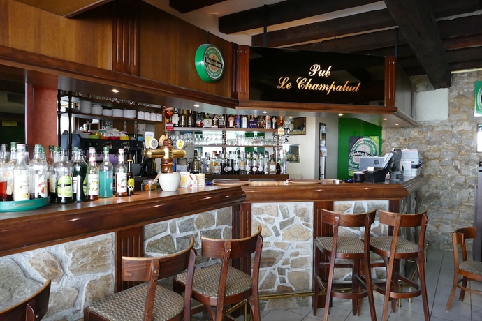 Imagen del bar/restaurante del Hotel Le Champalud. Foto 10