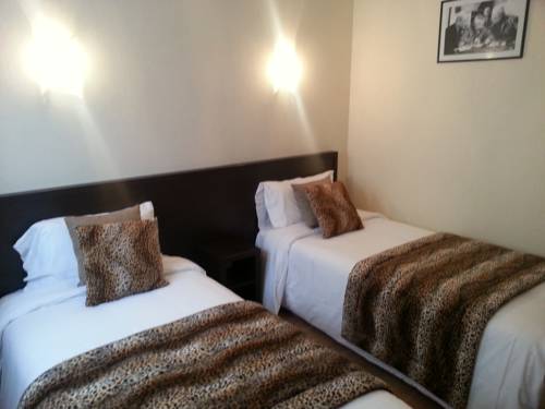 Imagen de la habitación del Hotel Le Chapeau Rouge. Foto 8