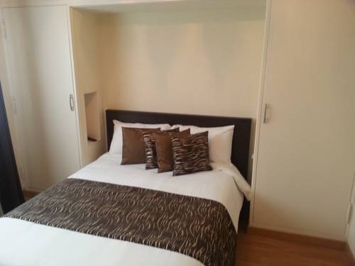 Imagen de la habitación del Hotel Le Chapeau Rouge. Foto 11