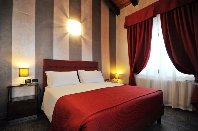 Imagen de la habitación del Hotel Le Charaban. Foto 12