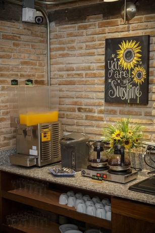 Imagen del bar/restaurante del Hotel Le Charcoa. Foto 2