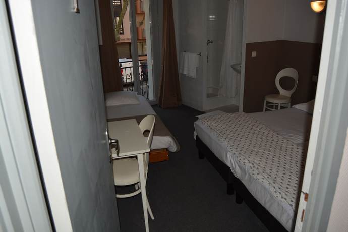 Imagen de la habitación del Hotel Le Charleston, RODEZ. Foto 9