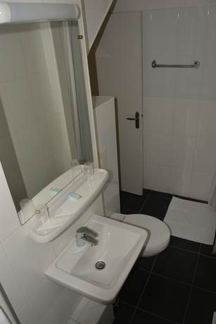Imagen de la habitación del Hotel Le Charleston, RODEZ. Foto 16