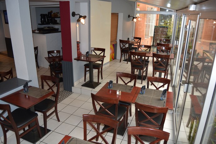 Imagen del bar/restaurante del Hotel Le Charleston, RODEZ. Foto 8
