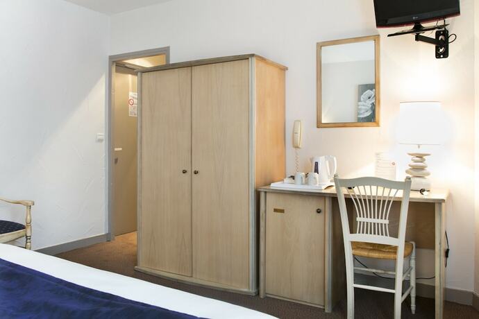 Imagen de la habitación del Hotel Le Charollais. Foto 17