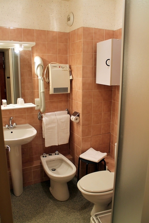 Imagen de la habitación del Hotel Le Chatel. Foto 8