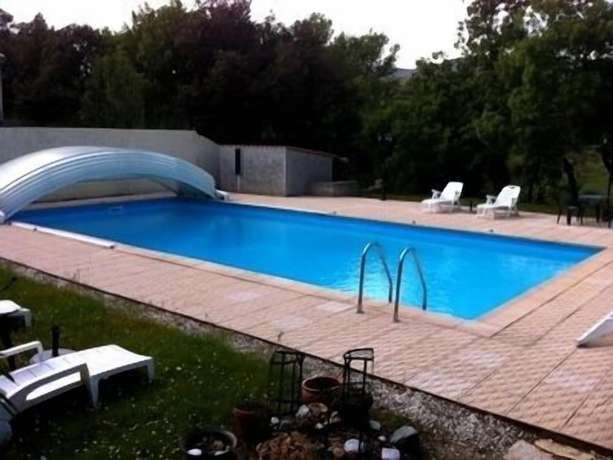 Imagen de la piscina del Hotel Le Chatelet, Saint-Paul-de-Fenouillet. Foto 17