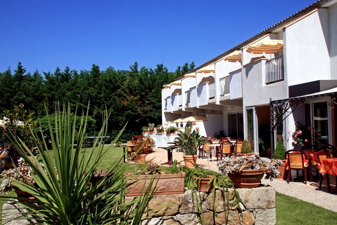 Imagen de los exteriores del Hotel Le Ch&ecirc;ne Vert, Rocher. Foto 14