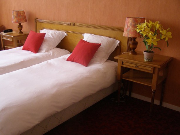 Imagen de la habitación del Hotel Le Ch&ecirc;ne Vert, Saint-Pourcain-sur-Sioule. Foto 4