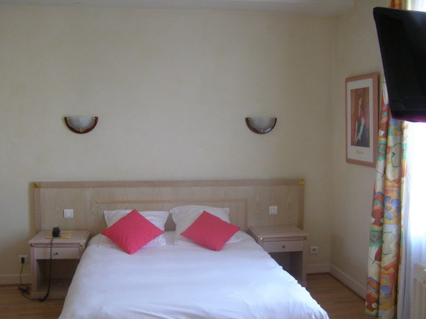 Imagen de la habitación del Hotel Le Ch&ecirc;ne Vert, Saint-Pourcain-sur-Sioule. Foto 6