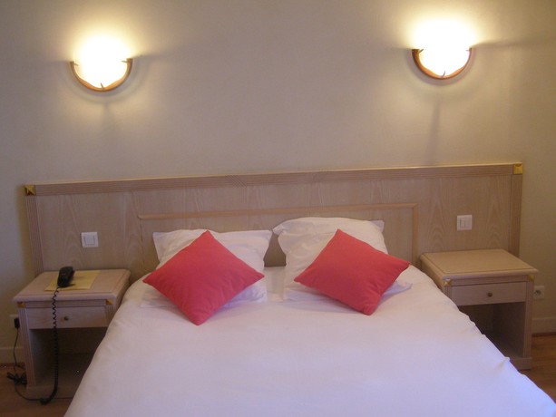 Imagen de la habitación del Hotel Le Ch&ecirc;ne Vert, Saint-Pourcain-sur-Sioule. Foto 7