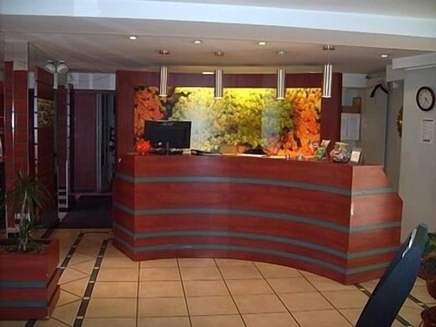 Imagen de los interiores del Hotel Le Ch&ecirc;ne Vert, Saint-Pourcain-sur-Sioule. Foto 20
