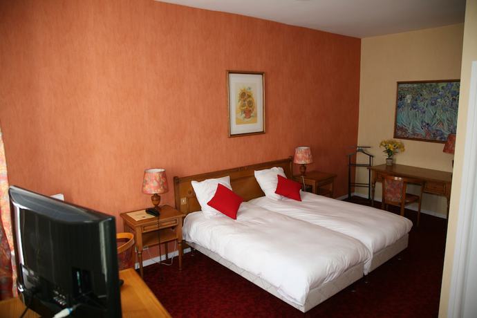Imagen de la habitación del Hotel Le Ch&ecirc;ne Vert, Saint-Pourcain-sur-Sioule. Foto 8