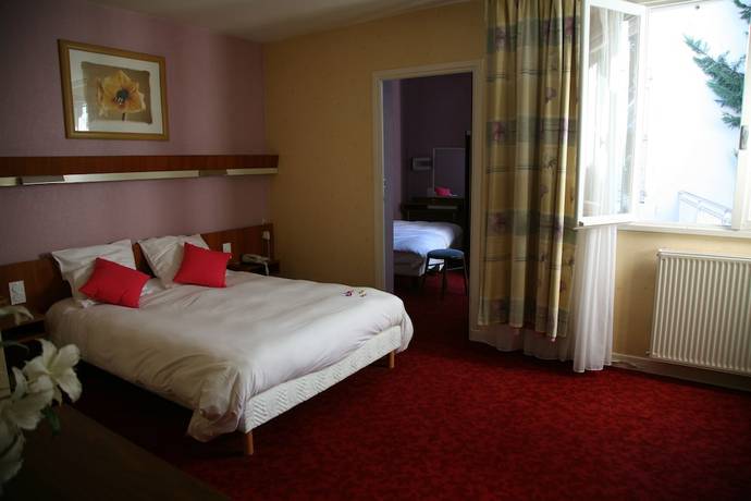 Imagen de la habitación del Hotel Le Ch&ecirc;ne Vert, Saint-Pourcain-sur-Sioule. Foto 9
