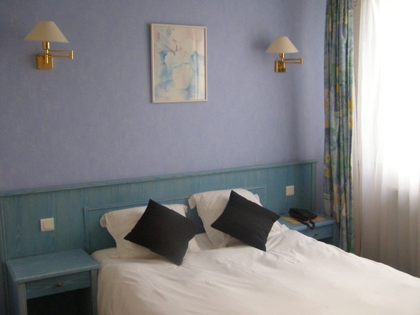 Imagen de la habitación del Hotel Le Ch&ecirc;ne Vert, Saint-Pourcain-sur-Sioule. Foto 10