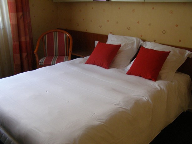 Imagen de la habitación del Hotel Le Ch&ecirc;ne Vert, Saint-Pourcain-sur-Sioule. Foto 11