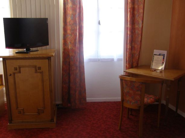 Imagen de la habitación del Hotel Le Ch&ecirc;ne Vert, Saint-Pourcain-sur-Sioule. Foto 12