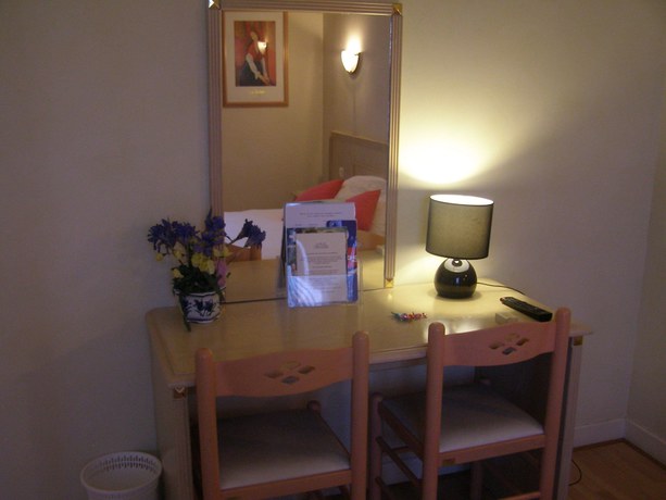 Imagen de la habitación del Hotel Le Ch&ecirc;ne Vert, Saint-Pourcain-sur-Sioule. Foto 14