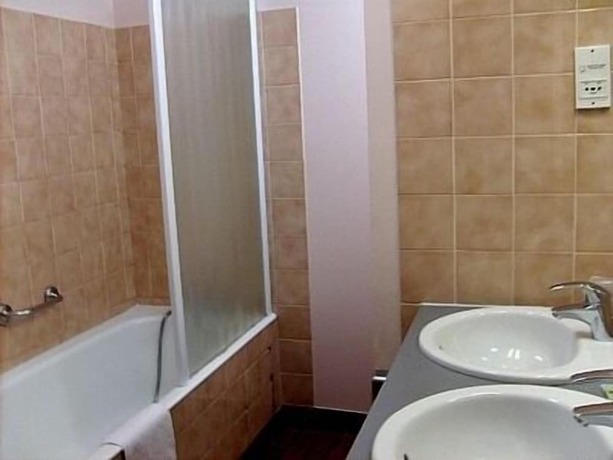 Imagen de la habitación del Hotel Le Ch&ecirc;ne Vert, Saint-Pourcain-sur-Sioule. Foto 16