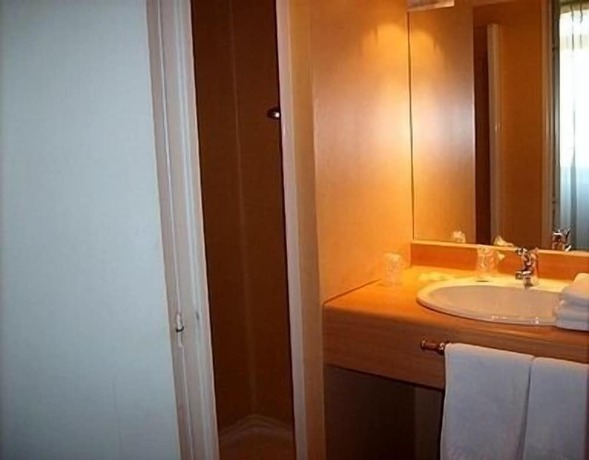 Imagen de la habitación del Hotel Le Ch&ecirc;ne Vert, Saint-Pourcain-sur-Sioule. Foto 18