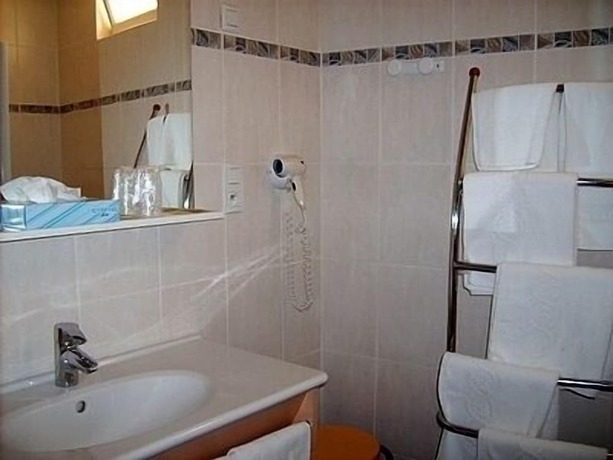 Imagen de la habitación del Hotel Le Ch&ecirc;ne Vert, Saint-Pourcain-sur-Sioule. Foto 19
