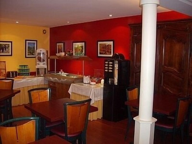 Imagen del bar/restaurante del Hotel Le Ch&ecirc;ne Vert, Saint-Pourcain-sur-Sioule. Foto 3