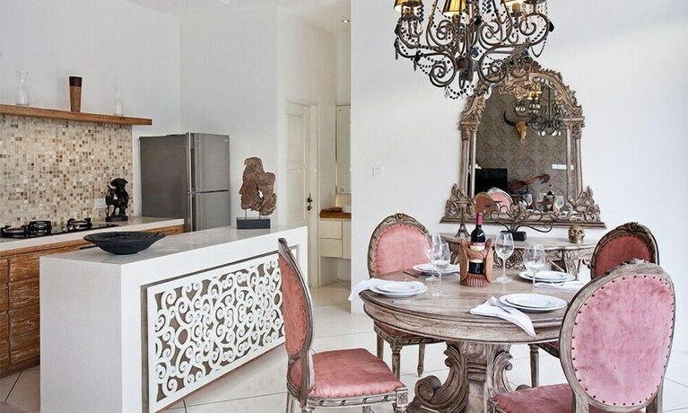 Imagen de la habitación del Hotel Le Chloe Villas. Foto 20