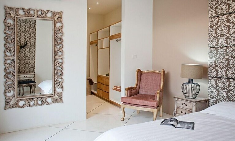 Imagen de la habitación del Hotel Le Chloe Villas. Foto 30
