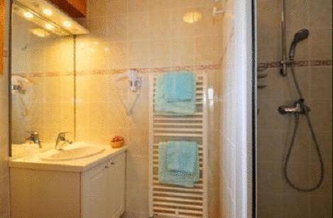 Imagen de la habitación del Hotel Le Choucas. Foto 10