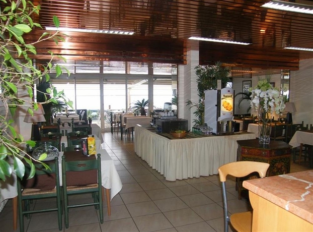 Imagen del bar/restaurante del Hotel Le Christina. Foto 2