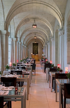 Imagen del bar/restaurante del Hotel Le Cloitre St Louis. Foto 2