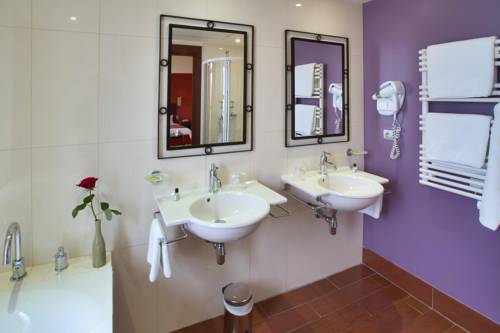 Imagen de la habitación del Hotel Le Clos Rebillotte, Luxeuil Les Bains. Foto 14