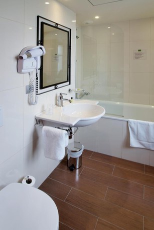 Imagen de la habitación del Hotel Le Clos Rebillotte, Luxeuil Les Bains. Foto 7