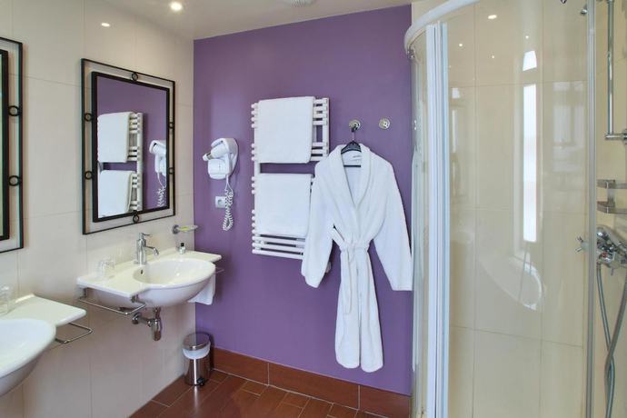 Imagen de la habitación del Hotel Le Clos Rebillotte, Luxeuil Les Bains. Foto 10