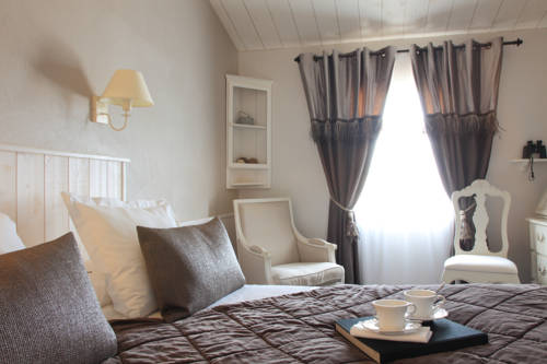 Imagen de la habitación del Hotel Le Clos Saint-martin and Spa. Foto 3