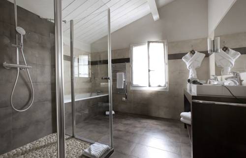 Imagen de la habitación del Hotel Le Clos Saint-martin and Spa. Foto 7