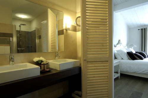 Imagen de la habitación del Hotel Le Clos Saint-martin and Spa. Foto 16