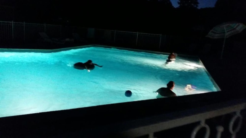 Imagen de la piscina del Hotel Le Clos du Moulin. Foto 19