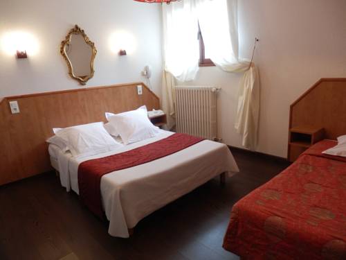 Imagen de la habitación del Hotel Le Comte Rouge. Foto 9