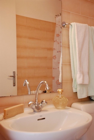 Imagen de la habitación del Hotel Le Concorde. Foto 10