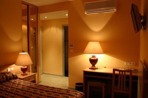 Imagen de la habitación del Hotel Le Continental, CHATEAUROUX. Foto 11